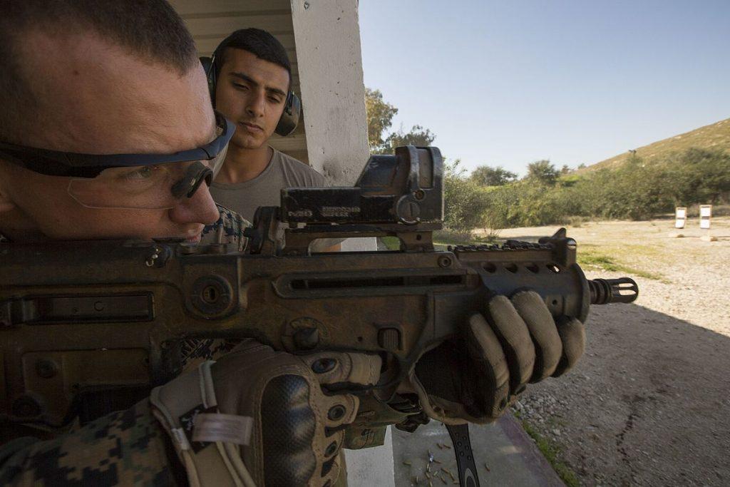 An American soldier trains with the IDF on a bullpup weapon